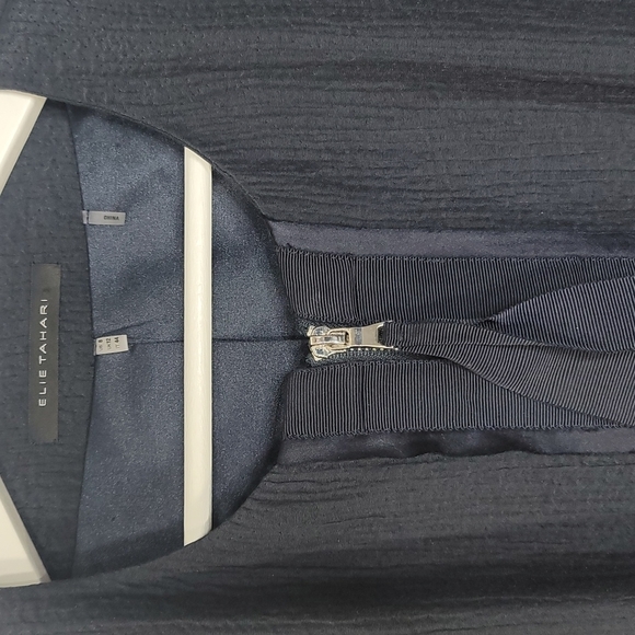 Elie Tahari Navy zippered front mixed media jacket with chain hem - Picture 2 of 8